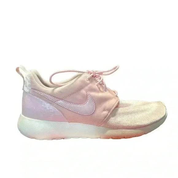 Nike Big Girls Roshe One Velvet Pink Finish Line Size 7 youth - Picture 1 of 9